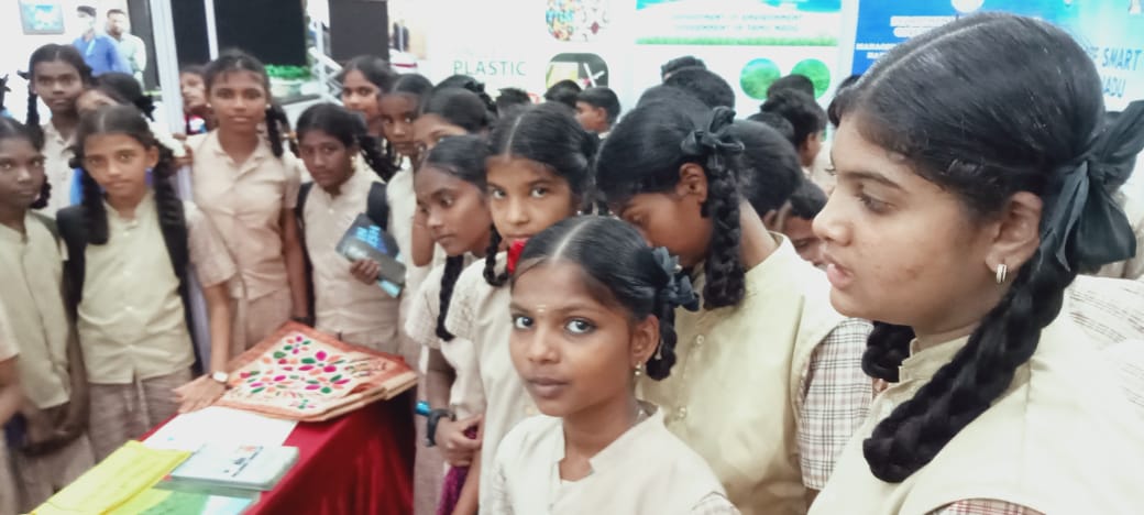 Students visited ENVIS Stall 